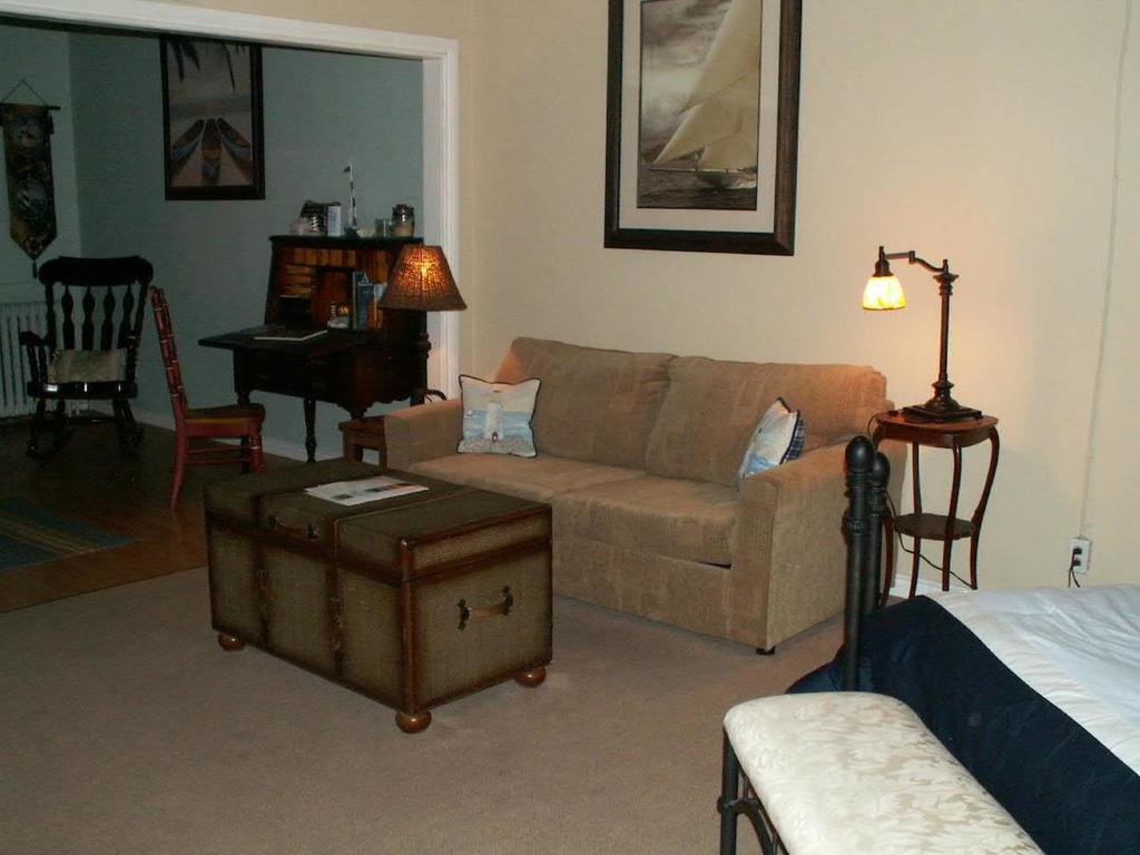 Canalside Restaurant, Inn & Kitchen Store Port Colborne Camera foto